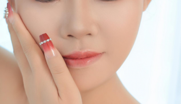 模特陈秦；清新甜美形象深受多媒体关注